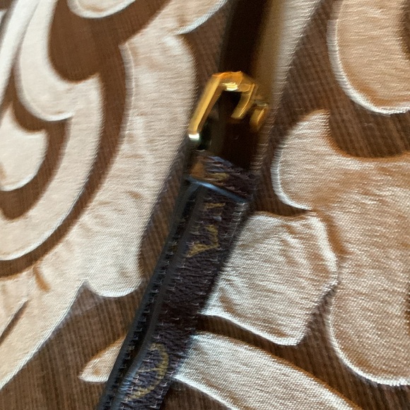 Hard shell style crossbody bag. - Picture 6 of 6